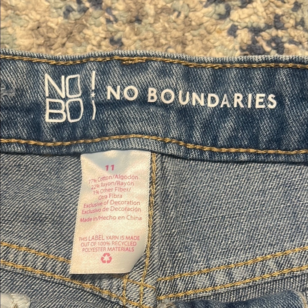 No Boundaries High Rise Star Embroidered Distressed Denim Shorts Women'sSize 11 - Picture 4 of 4